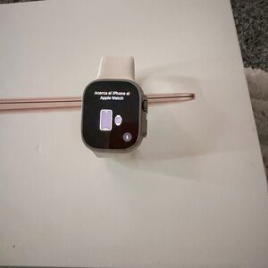 Apple Smartwatch in Gold and White